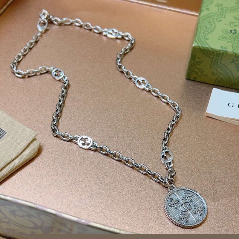 G*u*i necklaces